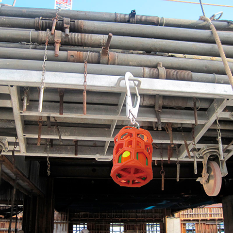 （2）吊荷が移動中、警報音と音声が鳴り、吊荷直下に注意を促します。